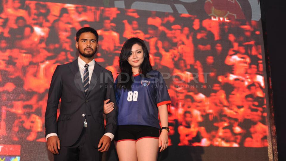 Pemain Pelita Bandung Raya, Riyandi, berpose dengan model cantik dalam acara launching Indonesian Super League (ISL) 2015 Take It to The Next Level, Sabtu (14/02/15). 